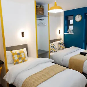 New Luxury In Location Next To Shops, Cafes, Bars & Metro London